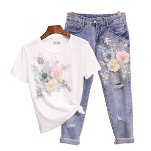 Set Estivo Casual da <span class=keywords><strong>Donna</strong></span>: T-Shirt con Stampa Floreale Tridimensionale e <span class=keywords><strong>Jeans</strong></span> Strappati a Lunghezza Media - Product Image 1