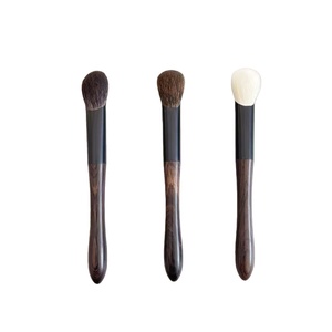 Pinceaux de maquillage haut de gamme en poils de chèvre et de vison, noirs, pour surligneur et blush, fabrication OEM/ODM - Product Image 5