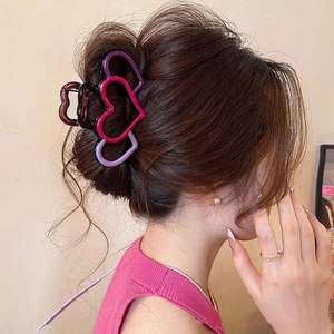 Accessoires pour cheveux pour femmes et filles, nouveau style, pince à cheveux en forme de requin bicolore, pince en plastique creuse en forme de cœur - Vente en gros - Product Image 5