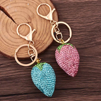 Porte-clés en strass en forme de cœur de fraise en cristal pour femmes, accessoires promotionnels personnalisables avec logo et couleur, vente en gros