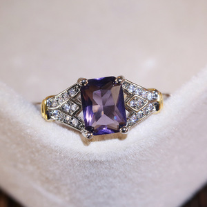 Anello di Moda con Topazio, Design Minimalista ed Elegante con Pietra Quadrata, Gioiello da Donna per Uso Quotidiano - Product Image 1