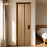 Porte intérieure en bois minimaliste moderne avec décor vertical noir et placage bois pour chambre à coucher
