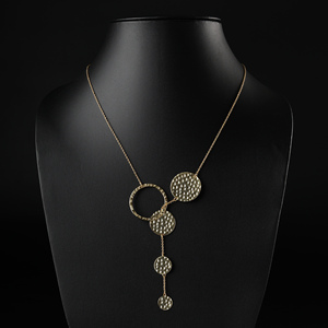 Collar con colgante de disco martillado en tono dorado, cadena tipo lariat, colgante texturizado, joyería minimalista, moderna y elegante para mujer - Product Image 1