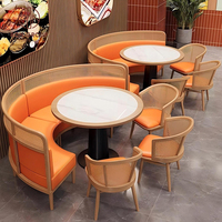 Ensemble de mobilier de restaurant moderne : canapé en cuir orange incurvé, table en marbre, chaises à cadre en rotin tressé – Idéal pour les hôtels et salles à manger durables