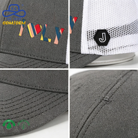 Gorras Trucker con Malla Trasera Gris y Blanca, con Logotipo Impreso a Color Personalizado, Certificadas por BSCI, para Uso Diario Informal Unisex