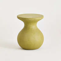 Table d'appoint ronde moderne en plastique renforcé de fibres avec base incurvée pour salon