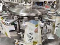Machine d'emballage multifonctionnelle de tofu séché Surface de contact en acier inoxydable pour le remplissage sous vide d'azote gazeux pour les aliments, les snacks et la viande