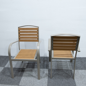 Fauteuil <span class=keywords><strong>de</strong></span> <span class=keywords><strong>jardin</strong></span> empilable moderne pour l'extérieur, composé d'<span class=keywords><strong>aluminium</strong></span> <span class=keywords><strong>et</strong></span> <span class=keywords><strong>de</strong></span> composites bois-plastique, idéal pour les espaces extérieurs - Product Image 5