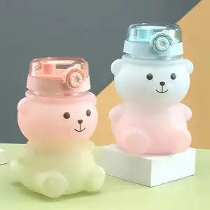 Botol air bentuk beruang bolak-balik kecil kapasitas besar 1200ml botol air beruang teddy frosted gradien dengan tali