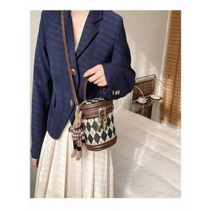 Borsa a tracolla Vintage di lusso coniglio da donna con cinturino singolo piccola borsa con cerniera ciondolo in pelle singola in vinile poliestere alla moda - Product Image 4