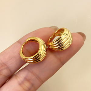 Pendientes de latón con rayas de alta gama, chapados en oro de 18k, accesorios de moda versátiles para mujer. - Product Image 5