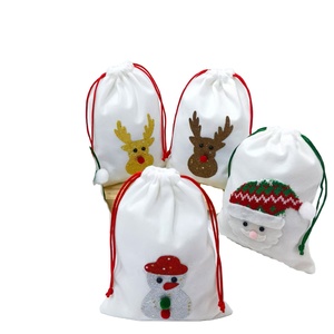 Sac cadeau de Noël avec éléments festifs, adorable pochette à bonbons pour cadeaux de Noël - Product Image 1