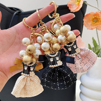 Article tendance : Porte-clés mini-robe perlée fait main |   Breloque de sac mignonne, cadeau