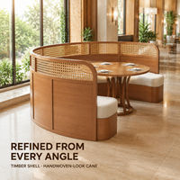 Banquette à dossier haut avec dossier en rotin et assise crème, table ronde en bois avec chaises et tables à piétement en bois pour la restauration et l'hôtellerie