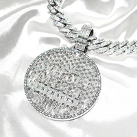 Pendentif Hip Hop Iced Out en Argent avec Lettre Initiale Personnalisée et Moissanite Taille Baguette Émeraude