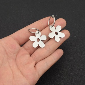 Pendientes de Plata con Diseño Personalizado de Flor Pequeña, Pendientes Colgantes de Acero Inoxidable para Mujer, Joyería de Moda al por Mayor - Product Image 1