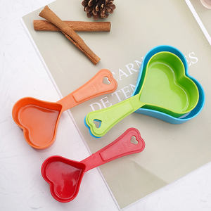 Juego de Tazas Medidoras de Plástico en Forma de Corazón Coloridas de Alta Calidad para Hornear y Cocinar - Product Image 3
