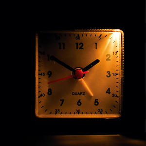 Réveil numérique carré en plastique argenté de 3 pouces avec fonction anti-répétition - Product Image 2