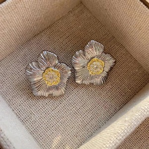 Eleganti Orecchini a Perno con Fiore di Gardenia, Texture Vintage Bicolore, Gioielli da Donna alla Moda per Uso Quotidiano, Regalo Chic - Product Image 5