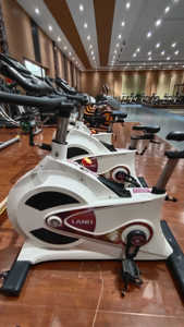 Vélo de spinning à transmission par courroie LD-920 avec <span class=keywords><strong>compteur</strong></span>, volant d'inertie de 24 kg, capacité de 180 kg pour la maison et la salle de sport - Product Image 4