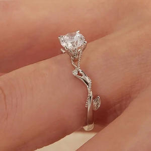 Anello di Fidanzamento H362 per Donna in Oro Bianco con Diamante Taglio Brillante Rotondo Colore G Naturale e Diamanti Laterali - Product Image 4