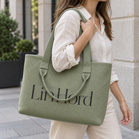 Sac à bandoulière en tricot avec longues bandoulières et poignées courtes pour les marques de mode soucieuses de créer des collections d'accessoires quotidiens