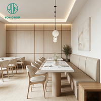 Ensemble de mobilier moderne et durable de style bois crème, comprenant une table de café carrée en marbre et un banquette de restaurant en cuir.