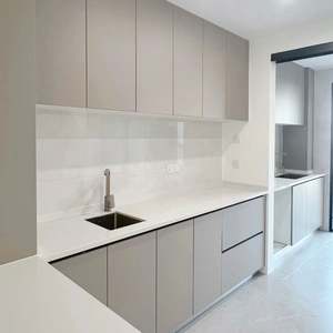 Gabinete de Cocina de Madera de Roble de Lujo con Acabado de Puerta de Piedra de Cuarzo en Colores Personalizables Color Teca para Organizar Utensilios de Cocina - Product Image 4