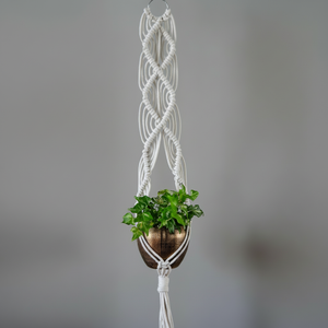 Porte-plante en macramé bohème chic, fait à la main en corde de coton, suspendu, extérieur, écologique, taille personnalisable, décoration murale pour la maison - Product Image 1