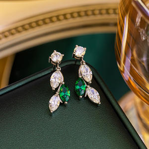 Boucles d'oreilles de style vintage avec émeraudes de laboratoire, en argent sterling et émail vert – Achetez des bijoux en ligne - Product Image 3