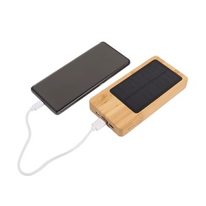 Banco de energía solar inalámbrico de 10000mAh con diseño de madera de bambú y capacidad de carga rápida para teléfonos y tabletas - Product Image 5