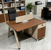 Bureau de travail et poste informatique contemporains, mobilier de bureau, ensemble bureau et chaise pour employés