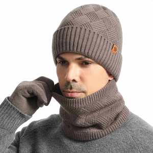 Ensemble trois pièces hiver pour homme : bonnet tricoté, écharpe doublée polaire double épaisseur et gants - Product Image 2
