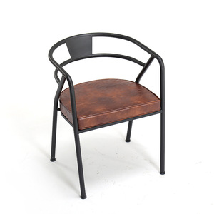 <span class=keywords><strong>Sedia</strong></span> con schienale ad arco Chic <span class=keywords><strong>in</strong></span> metallo nero e pelle marrone - Product Image 2