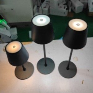 Lampe de table décorative, abat-jour cylindrique noir, alimentée par batterie, design minimaliste, petite taille - Product Image 1
