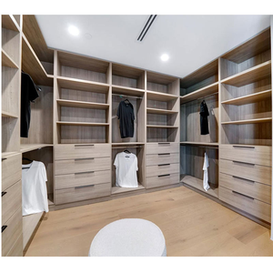 Système de dressing intégré sur mesure, design walk-in avec armoires en bois et îlot de rangement fonctionnel, disposition sur mesure - Product Image 2