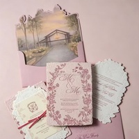 Invitation de mariage personnalisée avec rose en relief, papier fait main à bords festonnés avec monogramme pour la cérémonie de mariage