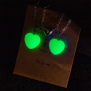 قلادة نسائية بحجر القمر قلادة أنيقة مجوهرات سداسية على شكل قلب رصاصة مطلية بأحجار مضيئة سلسلة من سبيكة الهيب هوب الفلورسنت - Product Image 4