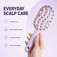 Brosse de massage du cuir chevelu à long manche en gros avec poils en TPE, brosse de lavage des cheveux ventilée en PP pour le soin du cuir chevelu humide et sec