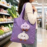 Op maat gemaakte pluche sleutelhanger met opvouwbare tas OEM herbruikbare boodschappentas promotioneel cadeau pluche tasbedel met opvouwbare tas
