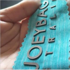 Étiquette thermocollante personnalisée en silicone 3D colorée et gaufrée avec design de marque pour vêtements - Product Image 1