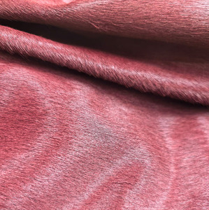 Venta al por mayor de material de <span class=keywords><strong>crin</strong></span> real de color rojo <span class=keywords><strong>vino</strong></span> de pelo corto, tela de piel de caballo destacada para ropa, zapatos, bolsa, equipaje, muebles artesanales - Product Image 4