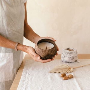 Bougie artisanale de luxe en coquille de noix de coco, parfumée à la cire de soja, centre de table rustique, cadeau de Noël durable, OEM - Product Image 1