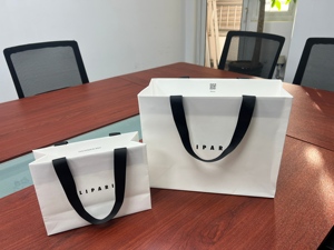 Sacchetti Regalo di Lusso Personalizzati in Cartone Riciclato per Piccole Imprese e Negozi al Dettaglio, con Logo Laminato Offset - Product Image 5