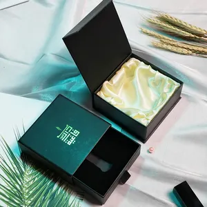 High-End-Schwarz gold prägung kleine starre Kante 50ml Öl flaschen Box Lippenstift Verpackung magnetische Geschenk box Parfüm box mit Seide