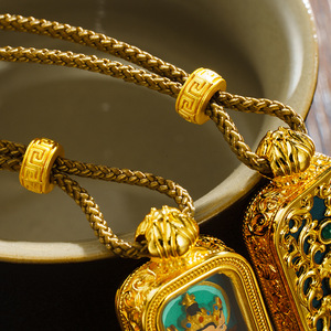 จี้พระพุทธรูปคุณภาพสูง รูปทิพย์ธารณีสีเหลือง พร้อมกล่องทองเหลืองสีทอง ประดับด้วยพระพุทธรูปทิพย์ธารณีสีเขียว พระพุทธรูปเจ้าที่ห้า  พร้อมสร้อยคอแบบทังก้า - Product Image 4