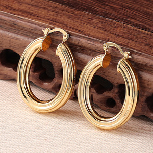 Orecchini a Clip con Texture Colonna Romana per Donne, Gioielli in Stile Chic Francese e Italiano, Regalo in Stile Old Money - Product Image 3