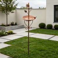 Moderne minimalistische koperen metalen vogelvoeder met parapluvormige bovenkant voor buiten, tuin en terrasdecoratie