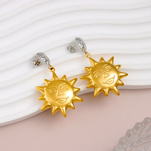 Boucles d'oreilles classiques vintage bicolores Sun Drop en acier inoxydable plaqué or 18K PVD unisexe et résistantes à l'eau - Product Image 4