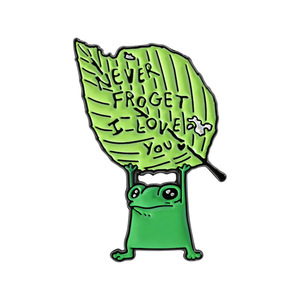 Spilla in smalto con design innovativo: Rana che non dimentica mai 'Ti amo', simpatica rana che tiene una foglia verde, distintivo da borsa e da risvolto - Product Image 2